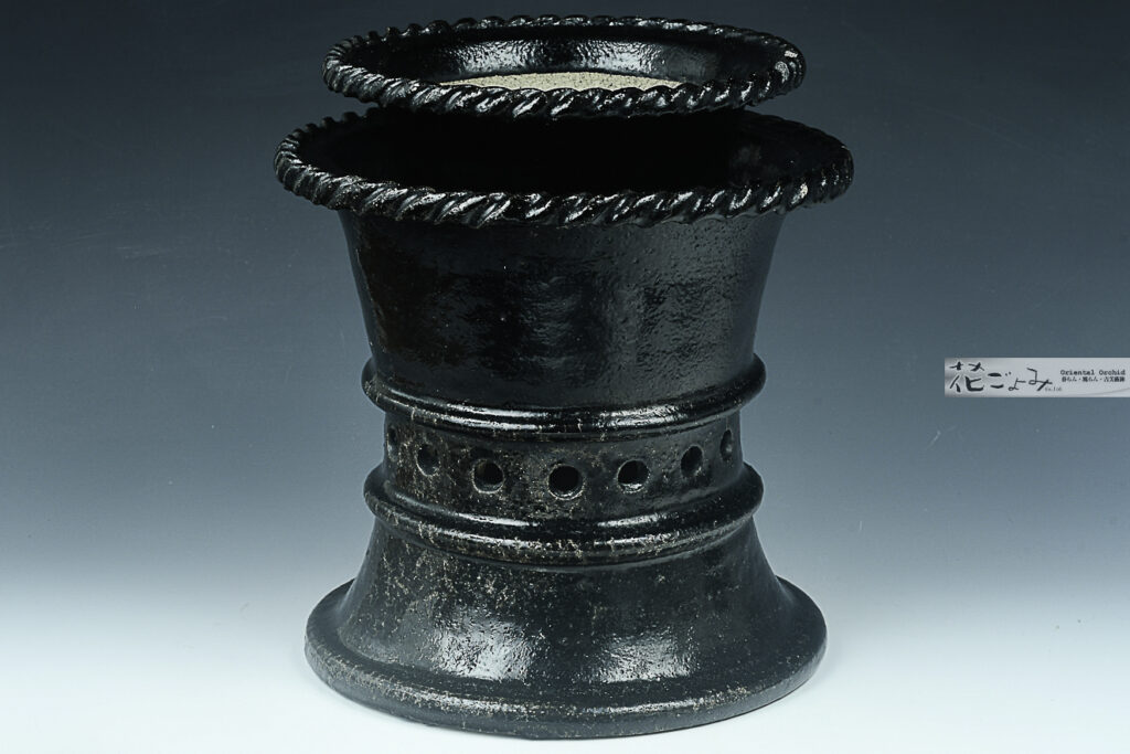 Une composition qui défie la symétrie【加茂黒京樂変り二重古鉢】